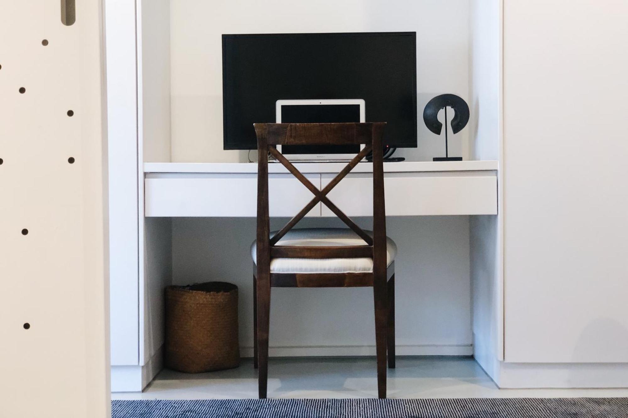 Digital Nomad Luxury Designer In Apartment *