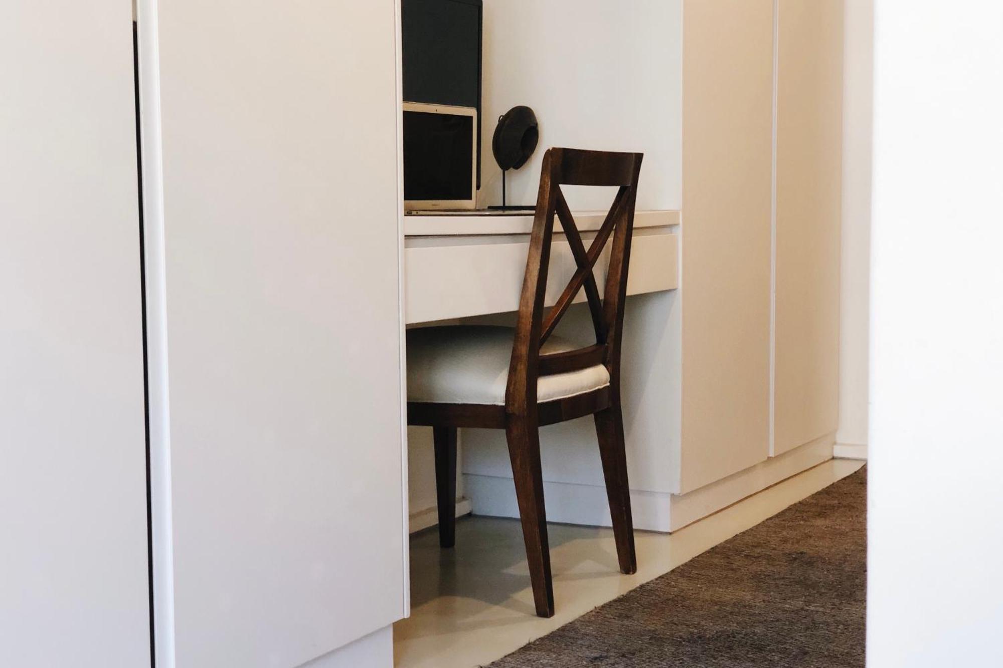 Digital Nomad Luxury Designer In Apartment *